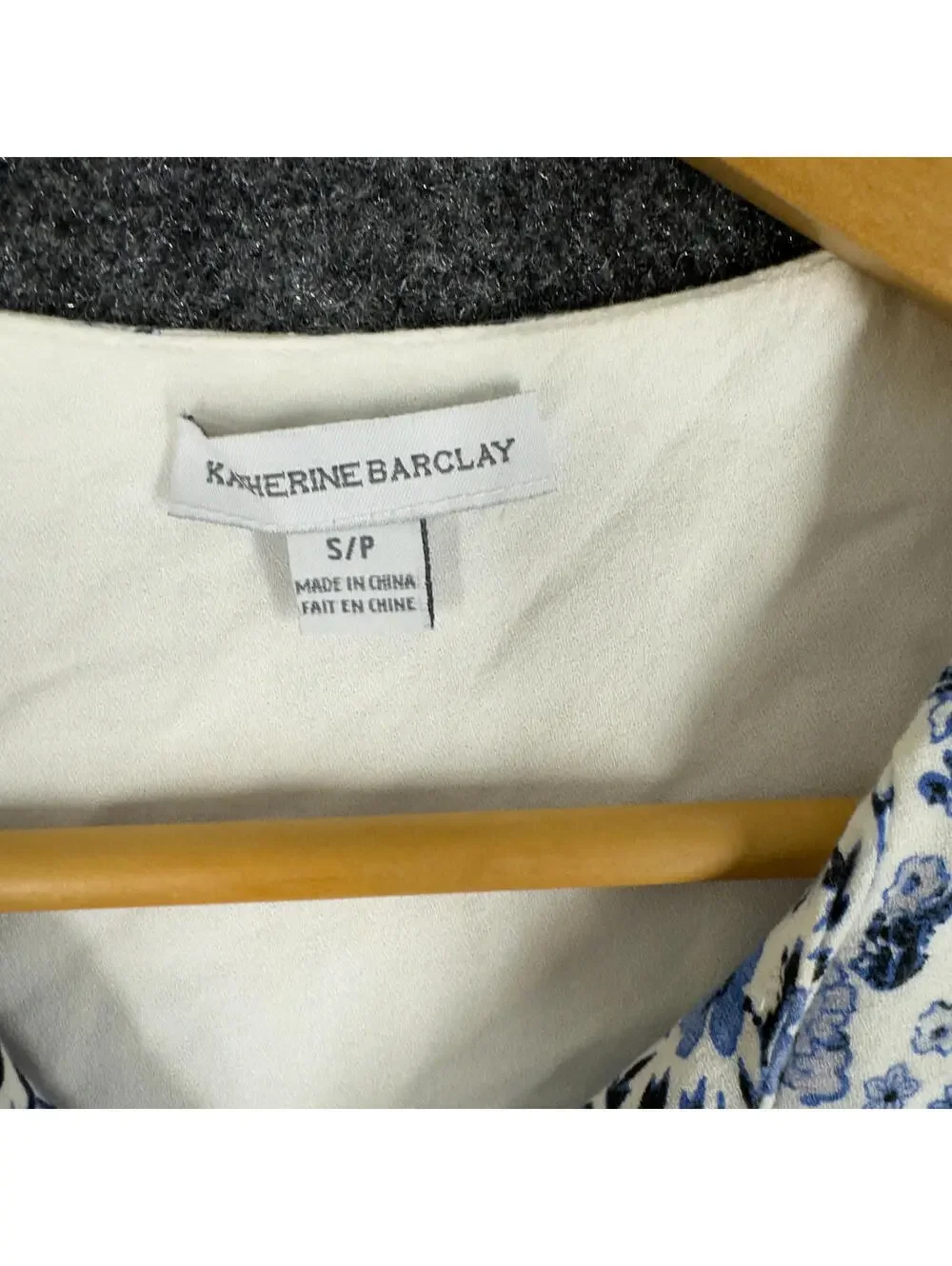 Katherine Barclay Blouse Women S Small White Floral V-Neck SLeeveless Tasseled - Picture 5 of 7